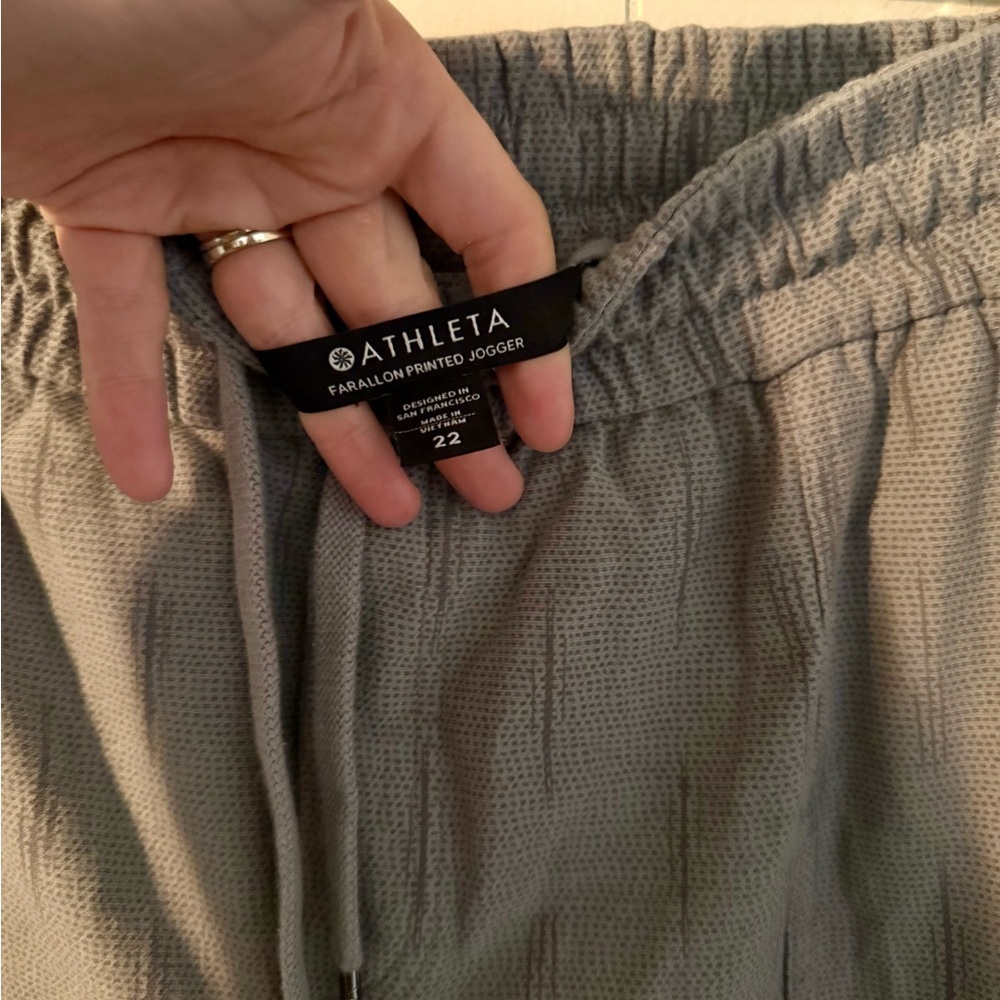 ATHLETA - Farallon Printed Jogger Pant Gray, Size 22 - Picture 5 of 8
